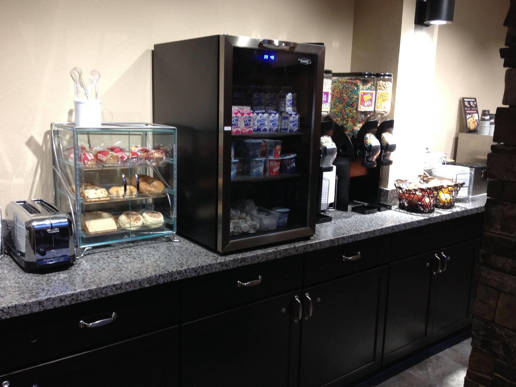 Boarders Inn & Suites By Cobblestone Hotels - Grand Island Exteriör bild