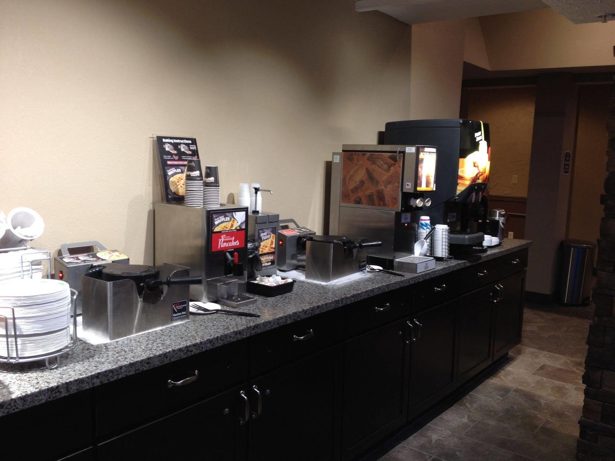 Boarders Inn & Suites By Cobblestone Hotels - Grand Island Exteriör bild